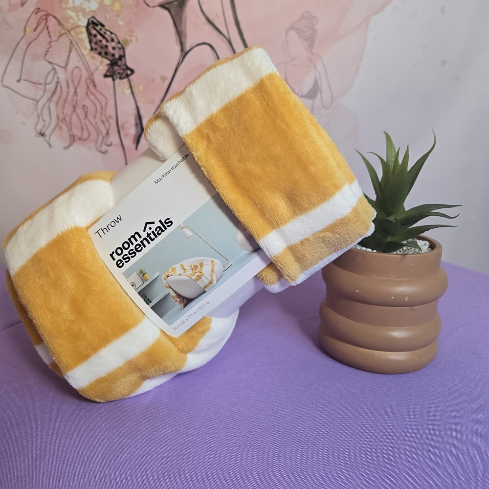 Room Essentials Yellow and White Throw Blanket - Picture 3 of 9